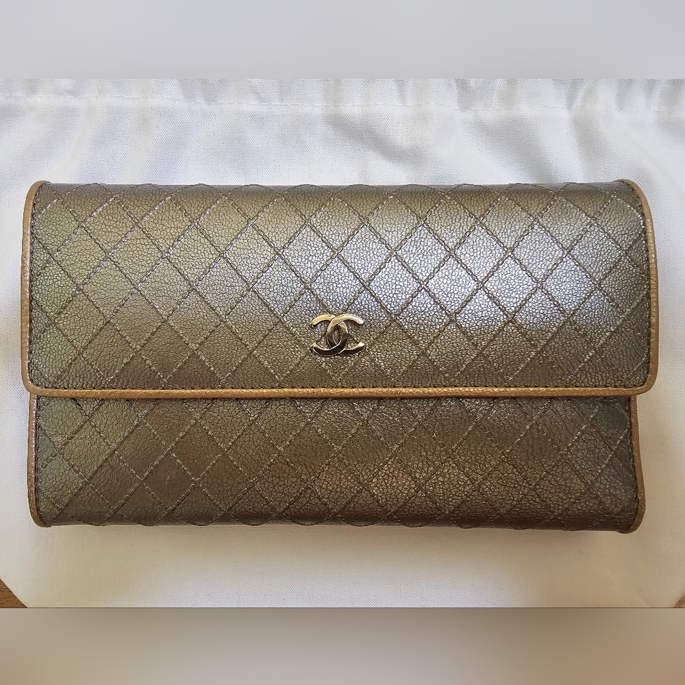 🎉🎉HOST PICK🎉🎉CHANEL Bicolore CC Logo Metallic Leather Long Trifold Wallet